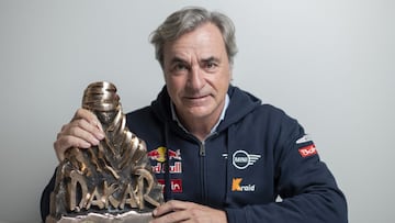 Carlos Sainz con el trofeo de ganador del Dakar 2020 en AS.