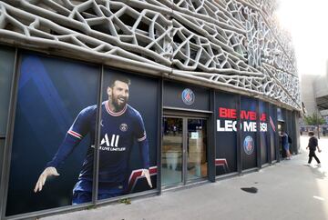 Numerosos aficionados del Paris Saint-Germain se han agolpado en la puerta de la tienda oficial del estadio para conseguir una camiseta del astro argentino.