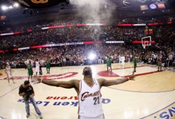 LeBron James con Cleveland en 2008, haciendo su ritual prepartido.