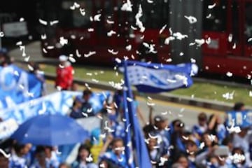 Las calles de Bogotá se pintan de azul y blanco