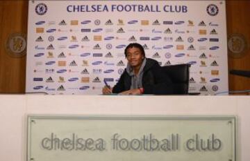 Momento en el que Cuadrado firmó su contrato con Chelsea.