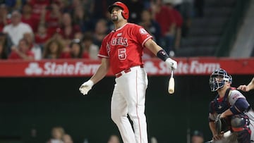 Albert Pujols contempla la trayectoria del home run n&uacute;mero 600 logrado en su carrera deportiva.