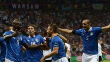 Italia abraza a Balotelli.