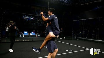 Chingotto se encarama a horcajadas sobre Paquito Navarro.