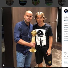 Modric muestra su Balón de Oro a una semana del The Best