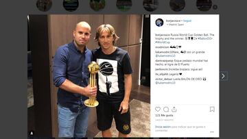 Modric muestra su Balón de Oro a una semana del The Best