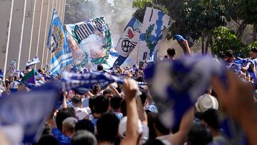 La afición del Málaga, esperando al equipo en los aledaños de La Rosaleda antes del partido ante el Huesca.