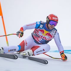 Feuz gana el descenso de Kitzbuehel y es nuevo líder