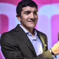 Carapaz y los ciclistas de Ecuador volarán a Europa la próxima semana