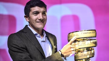 Richard Carapaz posa con el Trofeo Senza Fine durante la presentación del Giro de Italia 2020.