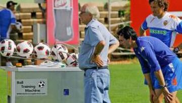 <b>TOMÓ NOTA. </b>Emery con Jensen, ex jugador del Real Madrid y creador de la máquina, a la izquierda.