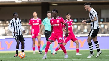 Yussi Diarra en el encuentro que enfrentaba al Tenerife ante el Cartagena durante la temporada 24-25 de la Liga Hypermotion.