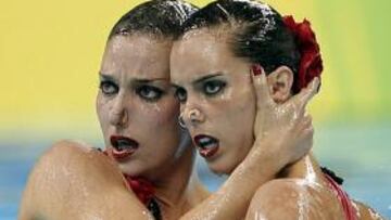 <b>PASIÓN ESPAÑOLA. </b>Fuentes agarra con fuerza a Carbonell en una de las múltiples escenas innovadoras del dúo libre que ayer fue bronce.