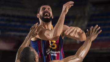 Nikola Mirotic, p&iacute;vot del Bar&ccedil;a, choca con Will Thomas en el segundo partido de cuartos de la Euroliga ante el Zenit San Petersburgo.