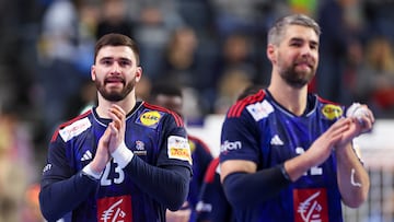 Ludovic Fabregas aplaude al equipo después de la victoria en el Europeo de Balonmano 2024 ante Islandia.