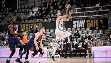 ASVEL Lyon-Villeurbanne's French player Paul Lacombe scores during the Euroleague basket ball match between ASVEL Lyon-Villeurbanne and TD Systems Baskonia Vitoria-Gasteiz on January 27, 2021 in Villeurbanne Astroballe Arena. (Photo by JEFF PACHOUD / AFP)