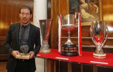 Además de recibir el premio del Diario AS, Diego Simeone tiene en su palmarés una Liga, una Europa League, una Copa del Rey, una Supercopa de España y otra de Europa como entrenador del Atlético de Madrid.