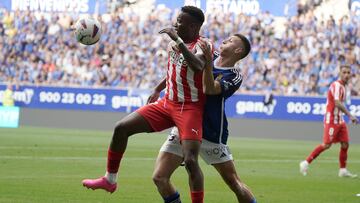 OVIEDO (ASTURIAS), 09/09/2023.- Abel Bretones del Oviedo presiona a Juan Otero (i) del Sporting este sábado, durante el partido de la quinta jornada de Segunda División, entre el Real Oviedo y el Sporting de Gijón, en Oviedo (Asturias). EFE/ Paco Paredes