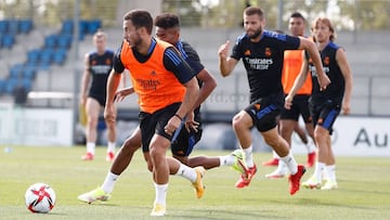 Marvin persigue a Hazard en el último entrenamiento del Real Madrid antes de ir a Austria a medirse al Milan.