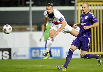 El 23 de octubre de 2013 marcó cuatro goles en el partido entre el Anderlecht y el Paris Saint Germain. 