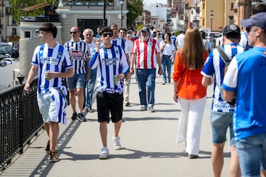 Imágenes de las aficiones del Atlético de Madrid y Real Sociedad en las calles de Sevilla a horas de disputarse la Final de la Copa del Rey.