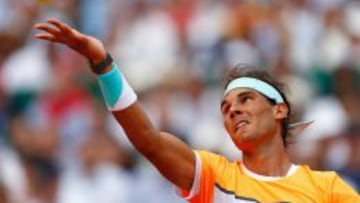 Rafael Nadal sirve ante Novak Djokovic.