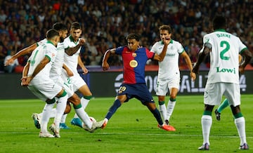 Lamine Yamal rodeado de jugadores del Getafe.