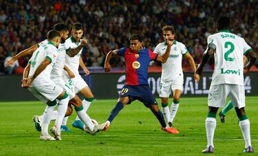 Lamine Yamal rodeado de jugadores del Getafe.