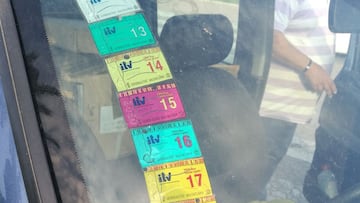 ¿Me pueden multar por llevar varias pegatinas de la ITV en el coche? Esto dice el Reglamento de la DGT