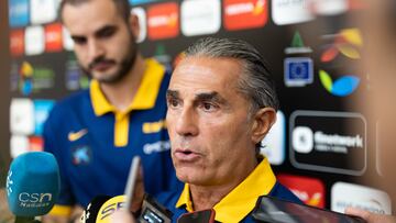 FUENGIROLA (MÁLAGA), 07/08/2023.- El seleccionador Sergio Scariolo atiende a los medios tras el entrenamiento de la selección masculina de baloncesto en el Training Center Higuerón, en Fuengirola (Málaga), este lunes. EFE/Carlos Díaz