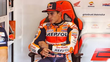 M&aacute;rquez en el box del Repsol Honda esta ma&ntilde;ana.