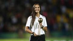 Deyna Castellanos, con el Bal&oacute;n de Bronce del Mundial de Jordania. 