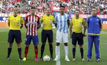 El árbitro Antonio Miguel Mateu Lahoz acompañado por los asistentes Pau Norbert Cebrián Devis y Jon Núñez Fernández, el cuarto árbitro Aitor Gorostegui y los capitanes Gabi y Weligton.