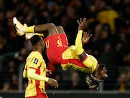 Allan Saint-Maximin (RC Lens) celebra con Mamadou Sangaré tras marcar el tercer gol ante el Stade Rennes. REUTERS/Benoit Tessier