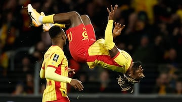 Allan Saint-Maximin (RC Lens) celebra con Mamadou Sangaré tras marcar el tercer gol ante el Stade Rennes. REUTERS/Benoit Tessier