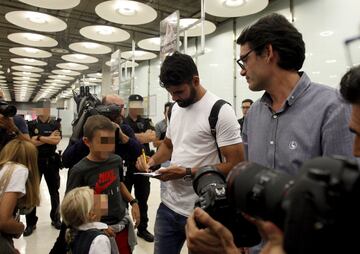 Locura por Diego Costa en su llegada a Madrid