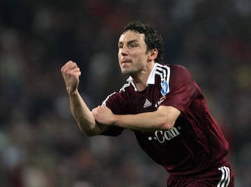 Mark Van Bommel celebra con un corte de mangas un gol suyo al Madrid.