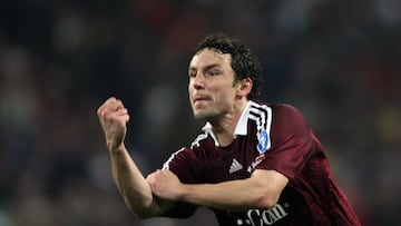 Bayern Munich's Mark Van Bommel celebrates after scoring against Real Madrid  during the first leg of a last 16 Champions League football match at the Santiago Bernabeu stadium in Madrid, 20 February 2007. Real Madrid won 3-2.
AFP PHOTO/ PIERRE-PHILIPPE MARCOU 
20/02/07 LIGA DE CAMPEONES 
REAL MADRID - BAYERN DE MUNICH 
CORTE DE MANGAS BUTIFARRA 
ALEGRIA VAN BOMMEL 
PUBLICADA 21/02/07 NA MA11 2COL 
PUBLICADA 21/02/07 NA MA01 1COL 
PUBLICADA 22/02/07 NA MA04 1COL
PUBLICADA 27/02/07 NA MA07 3COL
PUBLICADA 14/03/07 NA MA48 1COL Y NA MA04 3COL
PUBLICADA 14/03/07 NA MA01 1COL 