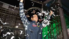 Ricciardo celebrando su podio en México de noche y sin público.