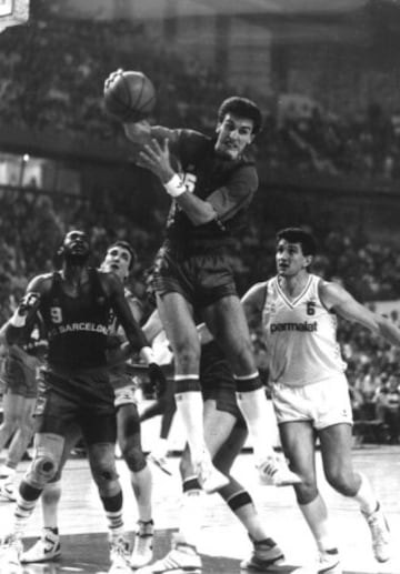 Juan Antonio San Epifanio 'Epi' jugó toda su carrera con el Barcelona (1973-1994) con el que consiguió 7 Ligas y 10 Copas del Rey entre otros títulos. Fue 239 ocasiones internacional con España.