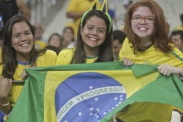 Aficionados esperan el inicio del juego entre Brasil y Venezuela hoy, martes 13 de octubre de 2015, durante un partido clasificatório para el Mundial de Fútbol de Russia 2018, en el estádio Arena Castelao en Fortaleza.