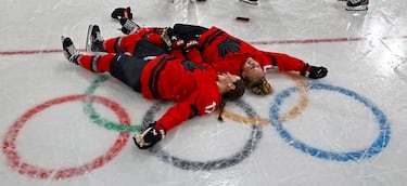 Todo está preparado para los JJ OO de Invierno de Milán-Cortina 2026, que se celebrarán desde mañana hasta el día 22 en las localidades italianas de Milán y Cortina d’Ampezzo. Las jugadoras de la selección canadiense de hockey hielo Emma Maltais y Ella Shelton se tumban sobre los aros olímpicos en el Milano Rho Ice Hockey Arena, ayer, antes de un entrenamiento.