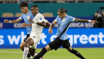 Miami (United States), 23/06/2024.- Panama defender Roderick Miller (C) battles with Uruguay forward Facundo Pellistri (L) and Uruguay forward Darwin Nunez (R) during the first half of the CONMEBOL Copa America 2024 group C match between Uruguay and Panama, in Miami, Florida, USA 23 June 2024. EFE/EPA/CRISTOBAL HERRERA-ULASHKEVICH