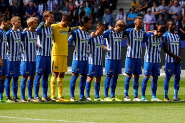 Minuto de silencio en la Bundesliga antes del partido entre Hertha Berlin y VfB Stuttgart en Berlín.