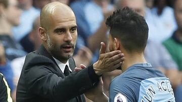 Pep Guardiola saluda al Kun Ag&uuml;ero tras sustituirle en un partido de Premier.