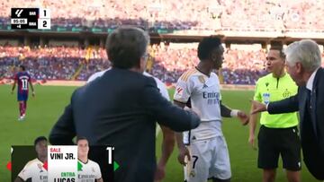 Trifulca de Vinicius con el linier: Ancelotti se lo tuvo que llevar
