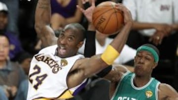 Kobe y Rondo, durante el segundo partido de las Finales de 2010 disputado en Los &Aacute;ngeles.