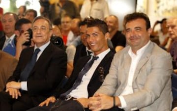 El delantero portugués del Real Madrid, Cristiano Ronaldo, tras firmar hoy con el presidente de la entidad madridista, Florentino Pérez, su renovación como futbolista del equipo, en el que jugará hasta junio de 2018.