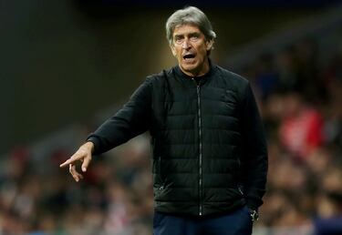 Manuel Pellegrini, entrenador del Betis, da instrucciones a sus jugadores.