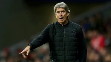 Manuel Pellegrini, entrenador del Betis, da instrucciones a sus jugadores.